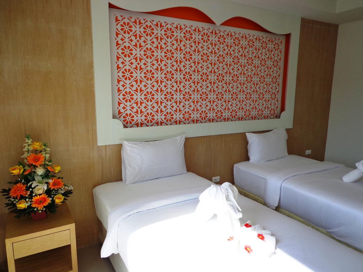 Red Sapphire Hotel Patong Bagian luar foto