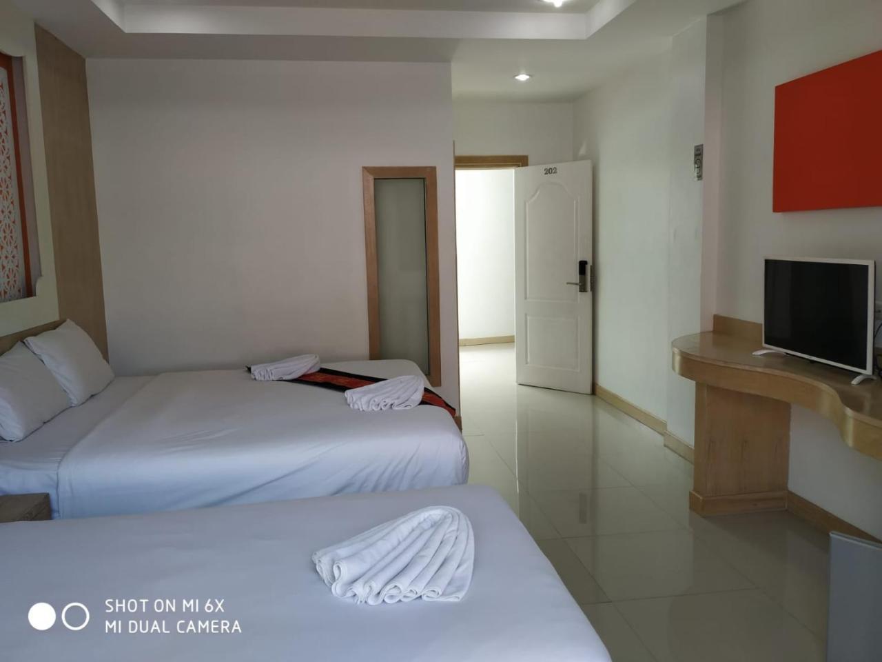 Red Sapphire Hotel Patong Bagian luar foto